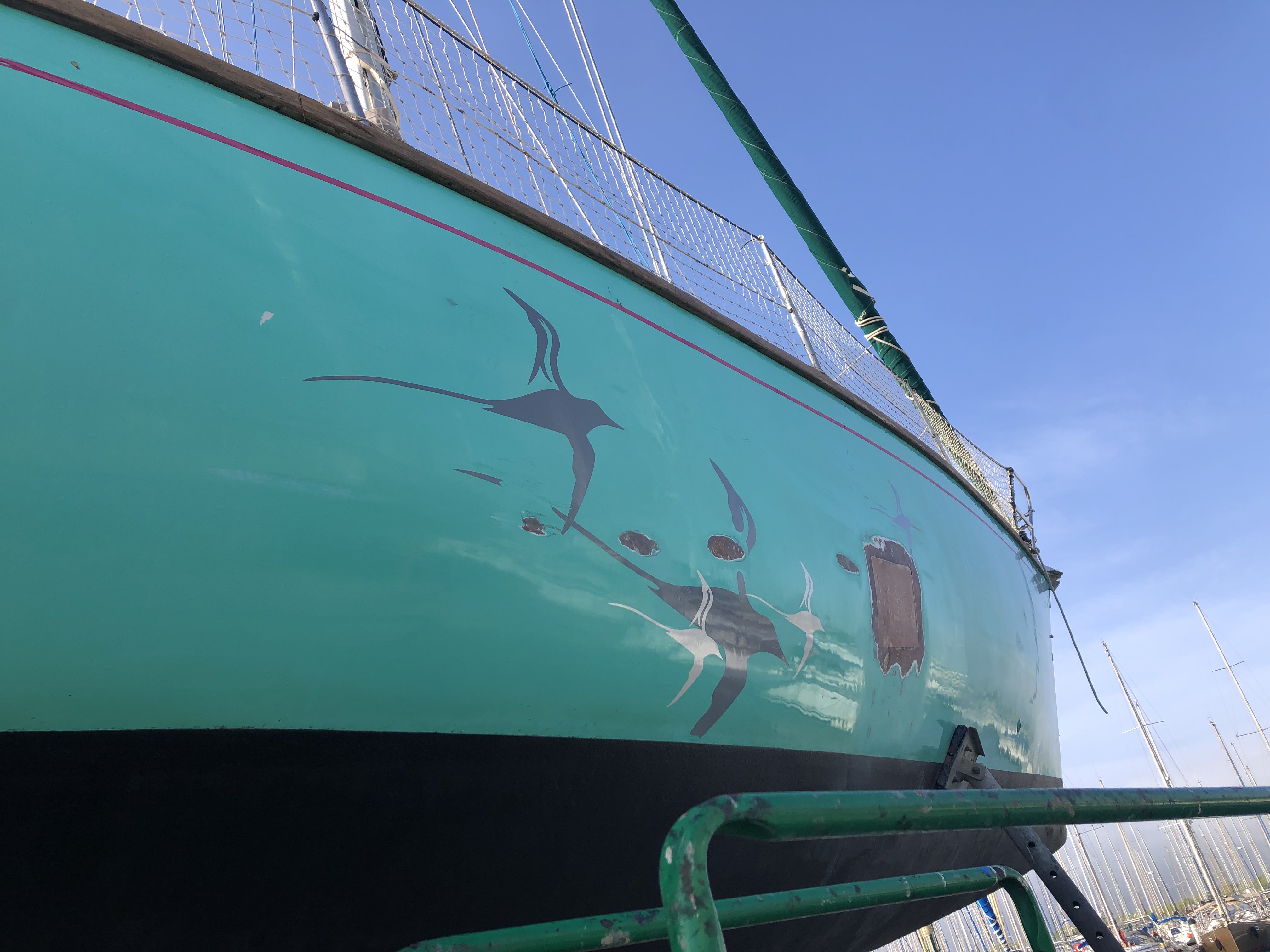 Coque avant traitement, taches d'antifouling abimé