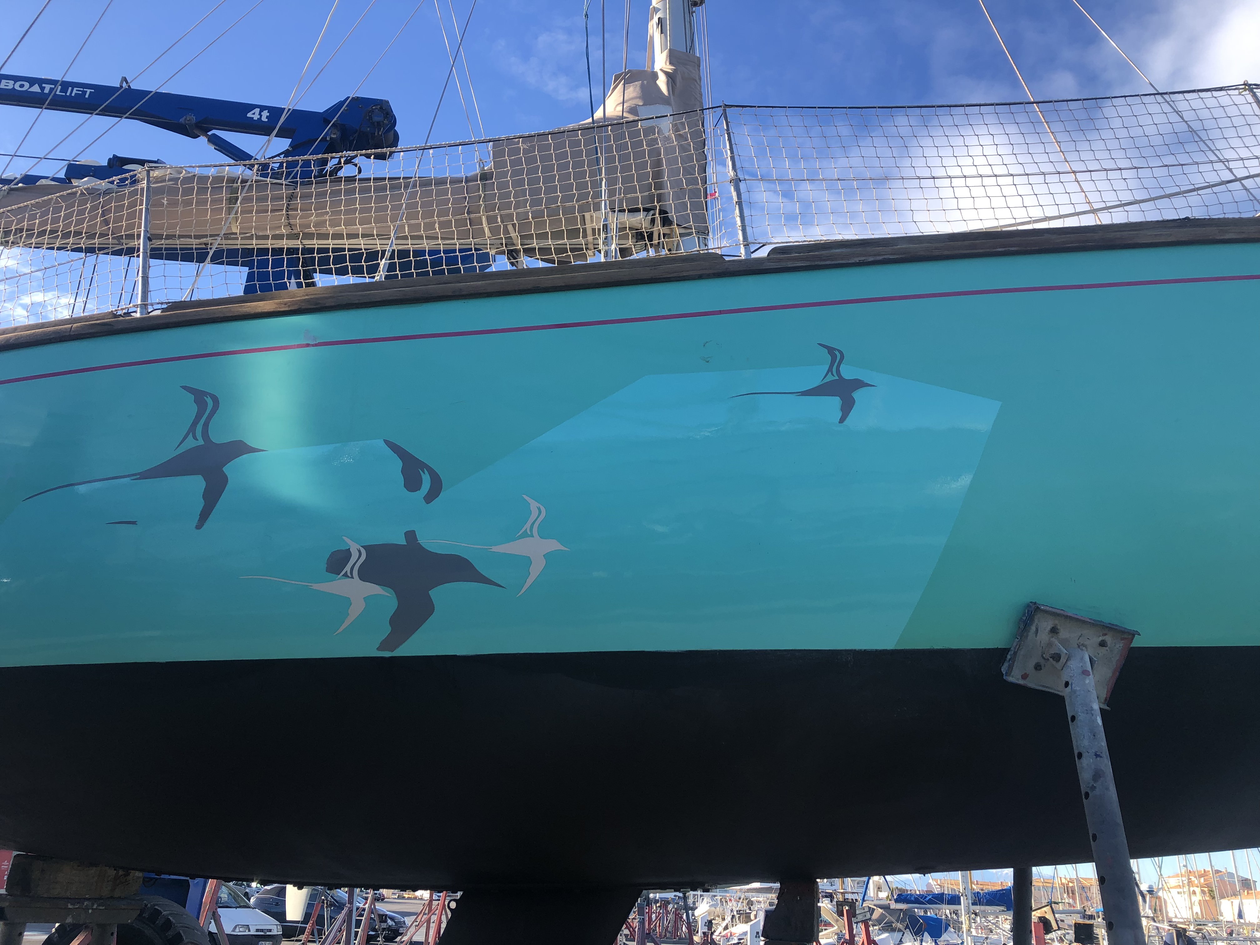 Coque turquoise sortie de l'eau, sous le boatlift