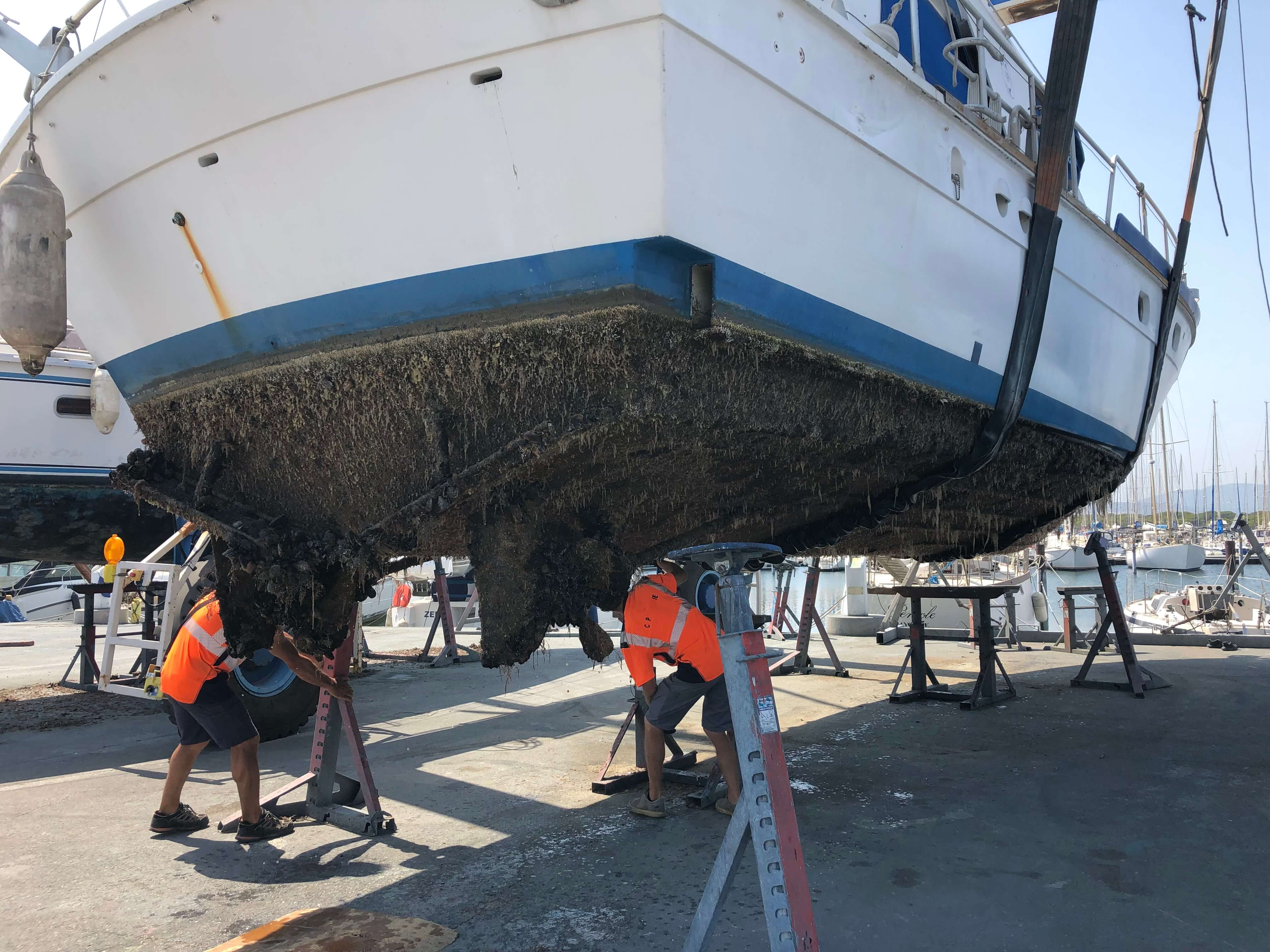 Vedette B74560 sur ber au chantier, coque blanche et bleu marine
