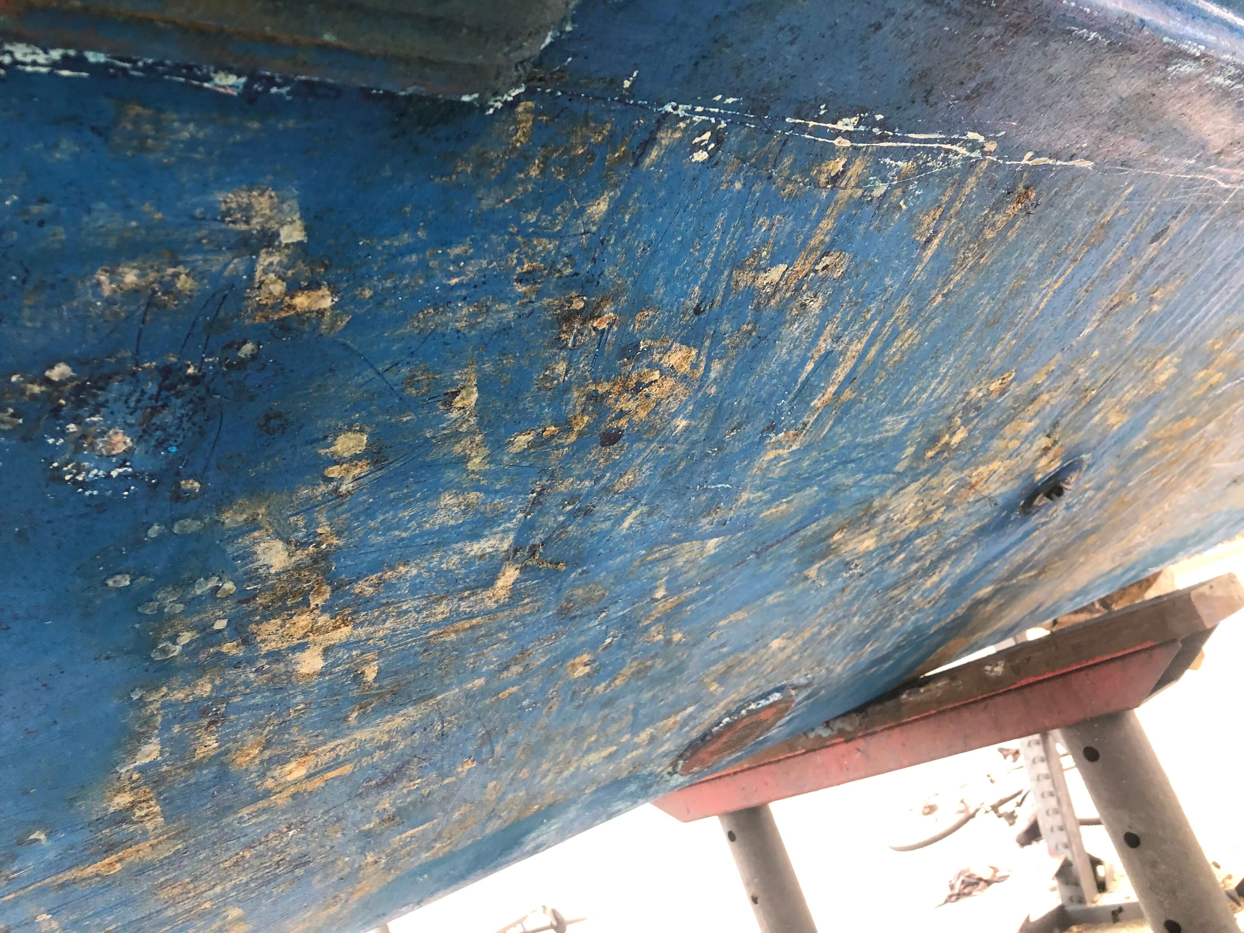 Hélice tribord, safran et anodes après peinture