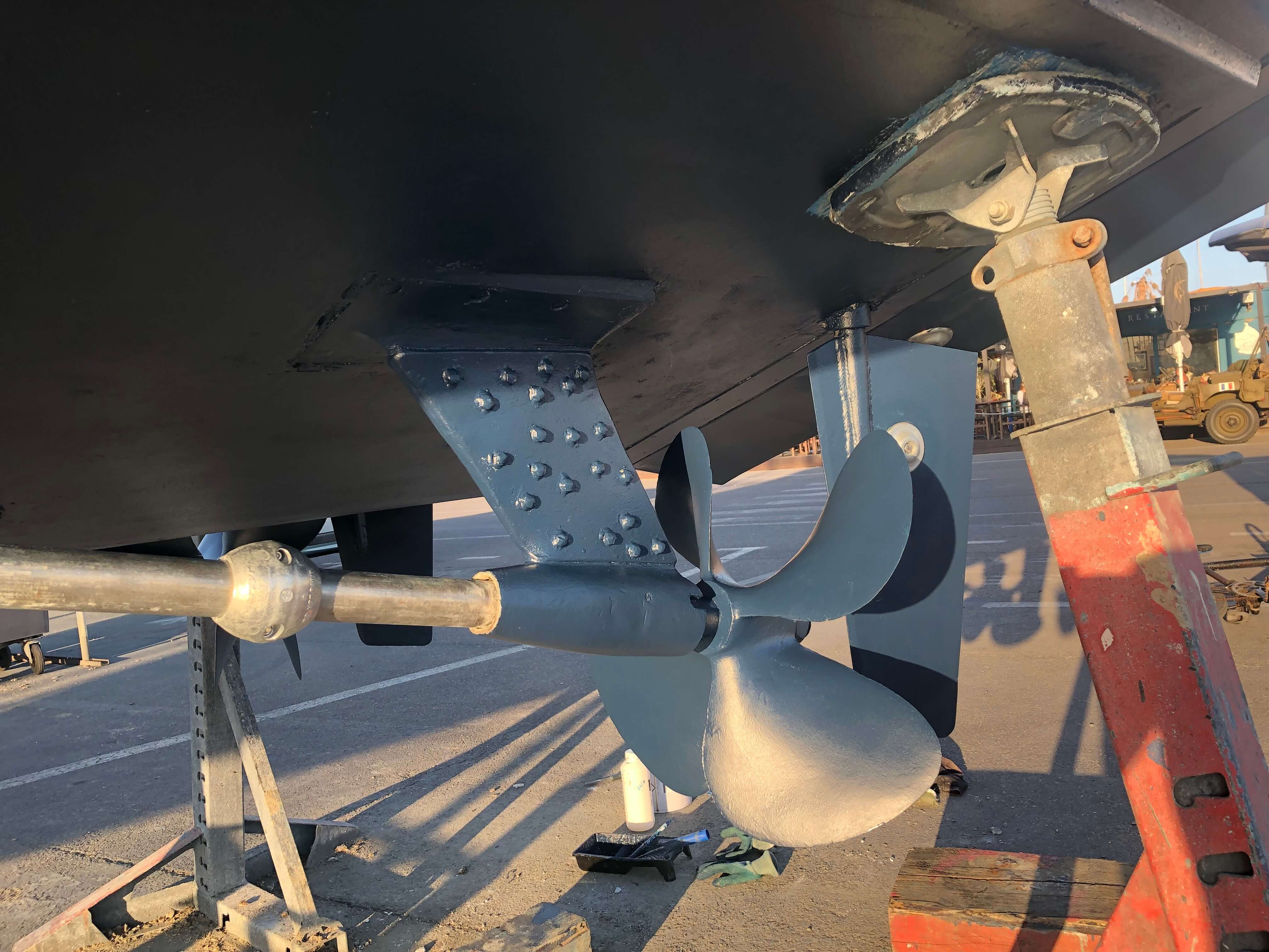Anode neuve à côté d'une anode rongée